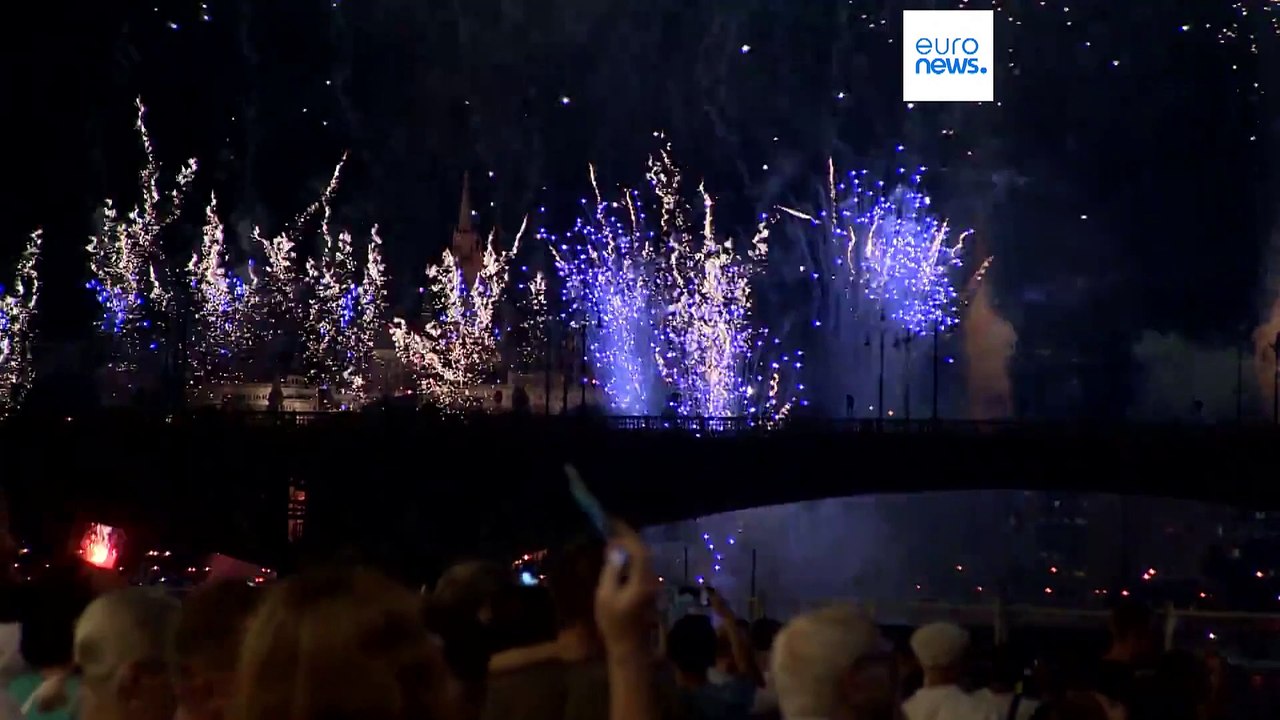 Spektakuläres Feuerwerk am Stephanstag in Budapest