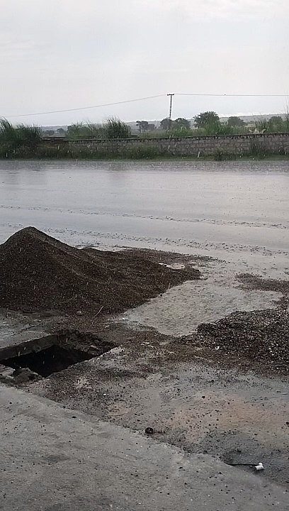 Barish ma larka larki kya kar rhy ha