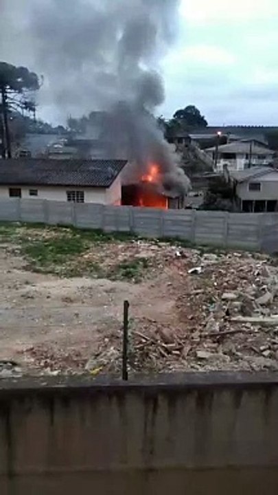 Pai e filho saem para trabalhar e casa é destruída por incêndio em Almirante Tamandaré