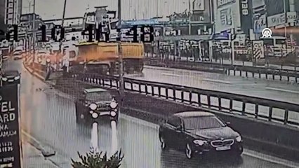 Beylikdüzü'nde hafriyat kamyonu bariyerlere çarptı