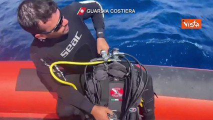 Descargar video: Naufragio a Porticello, i sommozzatori della Guardia Costiera si immergono alla ricerca dei dispersi