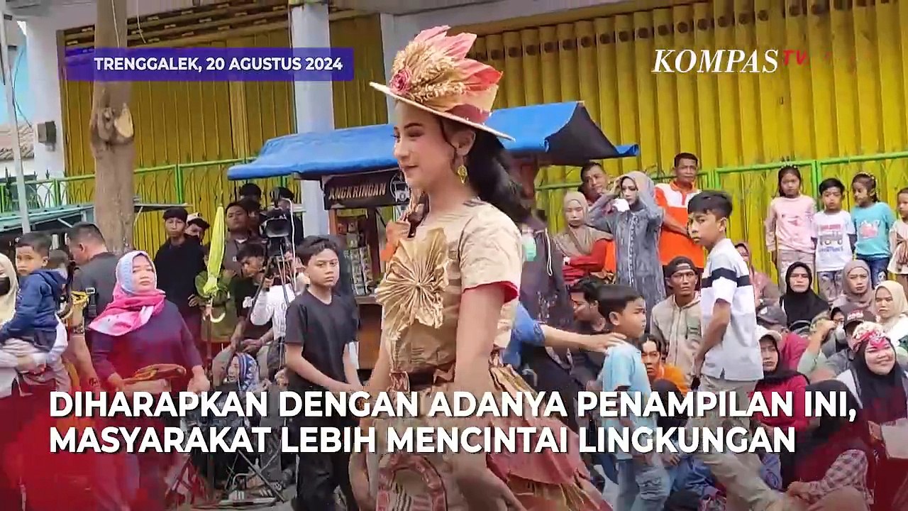 Kreasi Gaun Berbahan Barang Bekas dalam Pawai Budaya Peringatan HUT Ke-79 RI di Trenggalek
