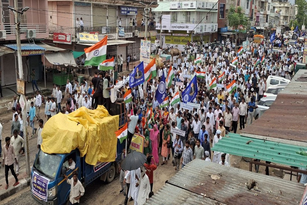 आरक्षण के विरोध में निकाली रैली, बंद रहे बाजार