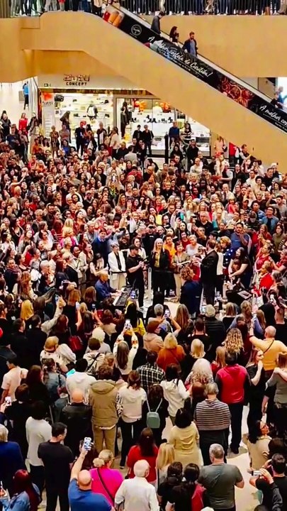 Jockey Plaza Shopping recebe 'maior flash mob de canto' do Brasil