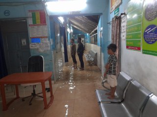 अस्पताल बना तालाब: पामगढ़ सामुदायिक स्वास्थ्य केंद्र के भीतर घुसा बारिश का पानी