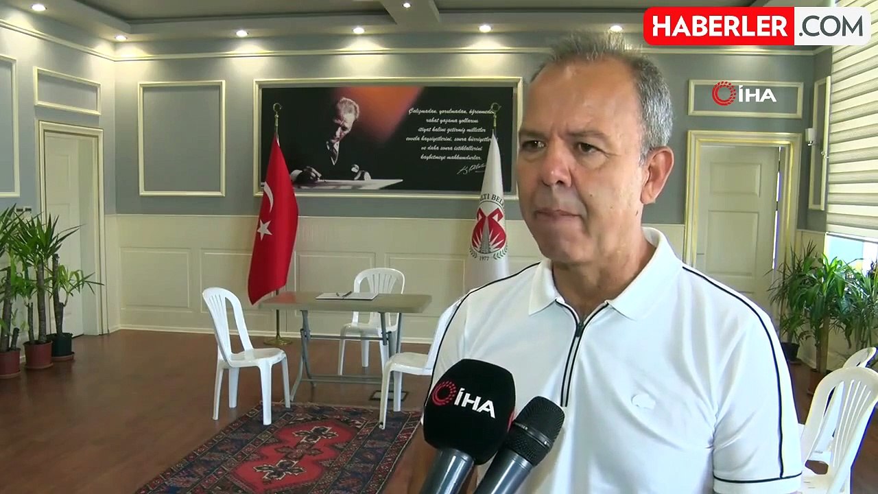 Makam odasına haciz gelen belediye başkanı plastik sandalye ve masada görevine devam ediyor