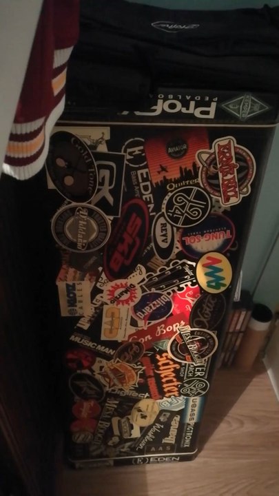 mon studio avec une petite partie de mes 173 guitares électriques.