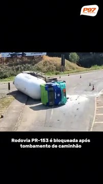 Rodovia PR-153 é bloqueada após tombamento de caminhão
