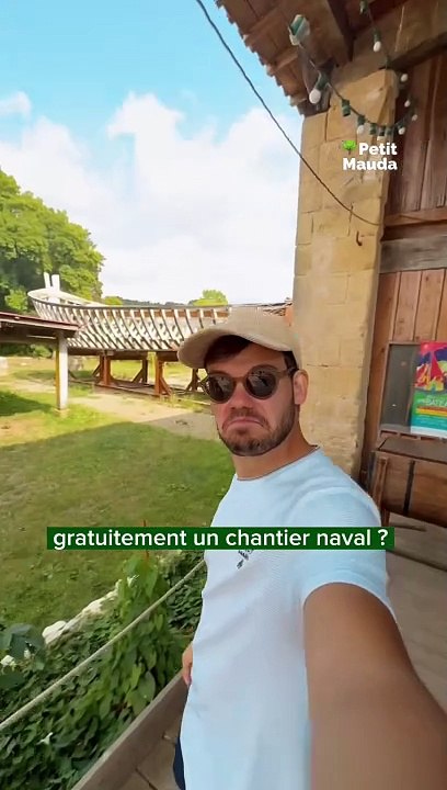 On découvre un chantier naval !   Découvrez les chantiers navals anciennement de la famille Tramasset ✨, un lieu unique ouvert gratuitement au public au bord de la Garonne.   Vous pouvez même participer à la restauration des bateaux en bois (voir leur s