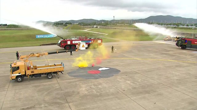 인천공항, 北 오물풍선 폭파 대비 활주로 복구 훈련 / YTN