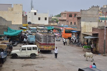 यहां बस स्टैंड पर नहीं, सडक़ पर खड़ी की जा रही हैं बसें