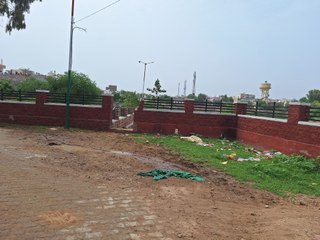 चारदीवारी तोड़ी, लोहे का लगा गेट उखाड़ ले चले गए