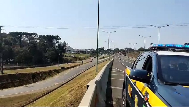 Caminhão tomba e interdita trecho da BR-277, em Irati