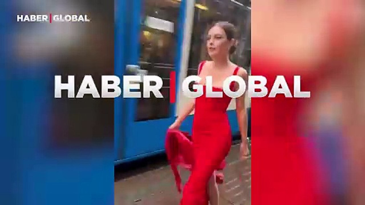 Yağmurlu sokakları podyuma çevirdi: Amsterdam'da Melis Sezen rüzgarı