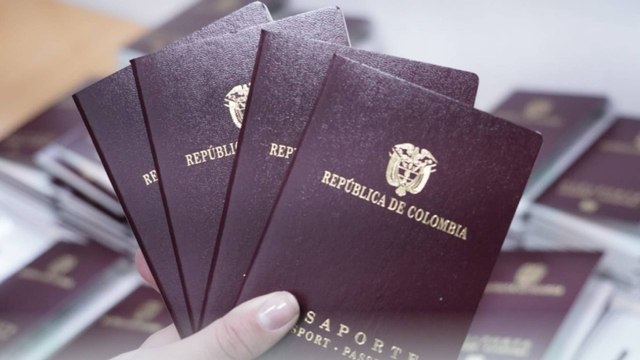 Así operan los tramitadores ilegales que cobran por agendar una cita para sacar el pasaporte