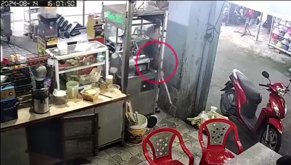 Graban cuando joven queda atrapada en maquina