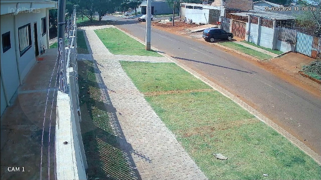 Câmera flagra Uno colidindo contra Polo estacionado, antes de ser apreendido pela PM
