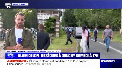 Alain Delon: sa fille Anouchka  s'est recueillie à Douchy aux côtés des fans de l'acteur