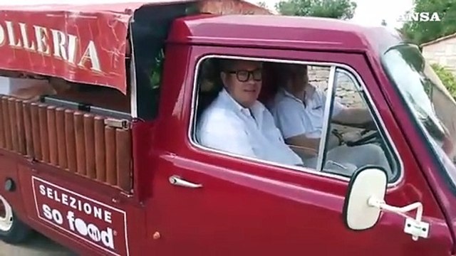 Giorgia Meloni, pranzo «made in Puglia» nel resort di Ceglie Messapica. E arriva il furgoncino con capocollo