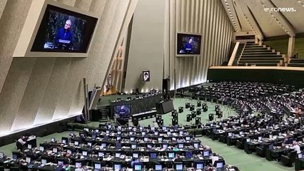 للمرة الأولى منذ عقدين.. البرلمان الإيراني يُوافق على جميع أعضاء الحكومة ويمنحها الثقة