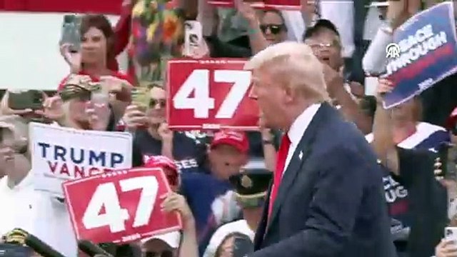 Suikast girişimine uğrayan Trump bu kez kurşun geçirmez camın ardından konuştu