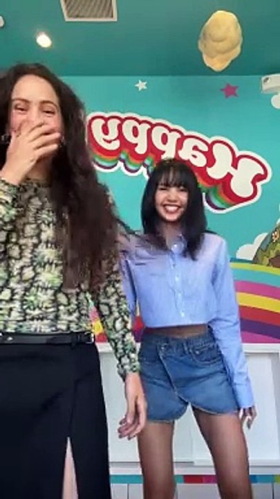Lisa e Rosalía fazem desafio de coreografia de 'New Woman'