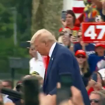 Suikast girişimine uğramıştı: Donald Trump mitingde kurşun geçirmez cam ardından konuştu