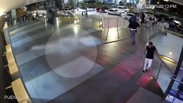 VÍDEO: Jovens caem da sacada de vidro de um shopping e duas pessoas morrem; veja