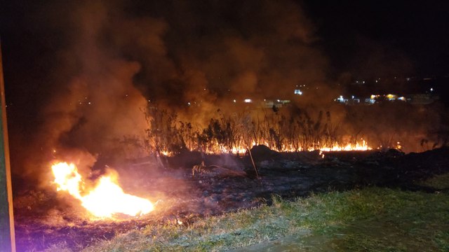 Área extensa de vegetação pega fogo na região sul de Cascavel