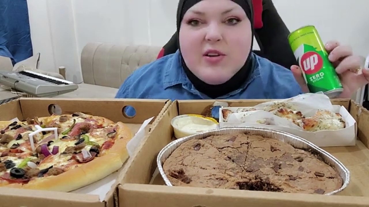 Foodie Beauty's Pizza Hut No Expectations No Eating Noises Mukbang