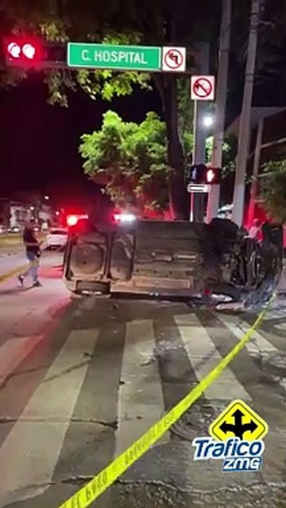 Un vehículo volcó sobre la Calzada Independencia