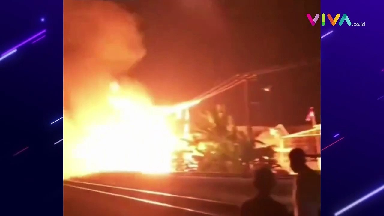 Kereta Api Nekat Terobos Kobaran Api di Karawang