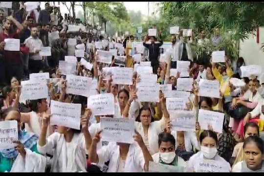 लखनऊ में स्वास्थ्य संविदा कर्मचारियों का प्रदर्शन: Deputy CM Brajesh Pathak के आवास का घेराव