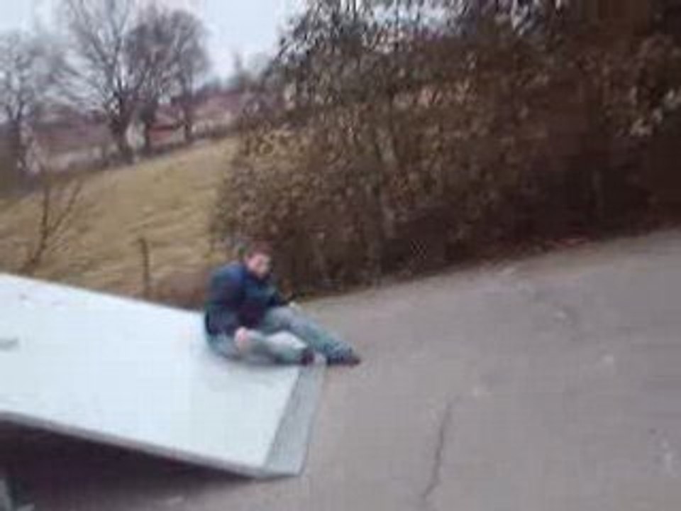 xyxy glisse avec skate sur rampe