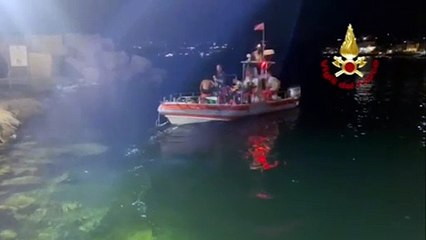 Video herunterladen: Hallaron otros cinco cuerpos tras el naufragio del yate de lujo en Italia