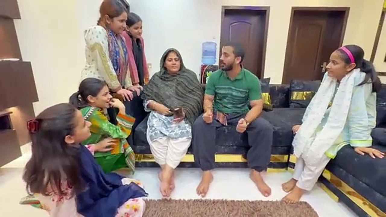 NIKLO GHAR SAY