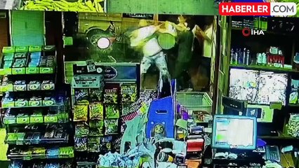 Bayrampaşa'da gasptan kaçan kişinin sığındığı markete saldırı kamerada: 4 yaralı