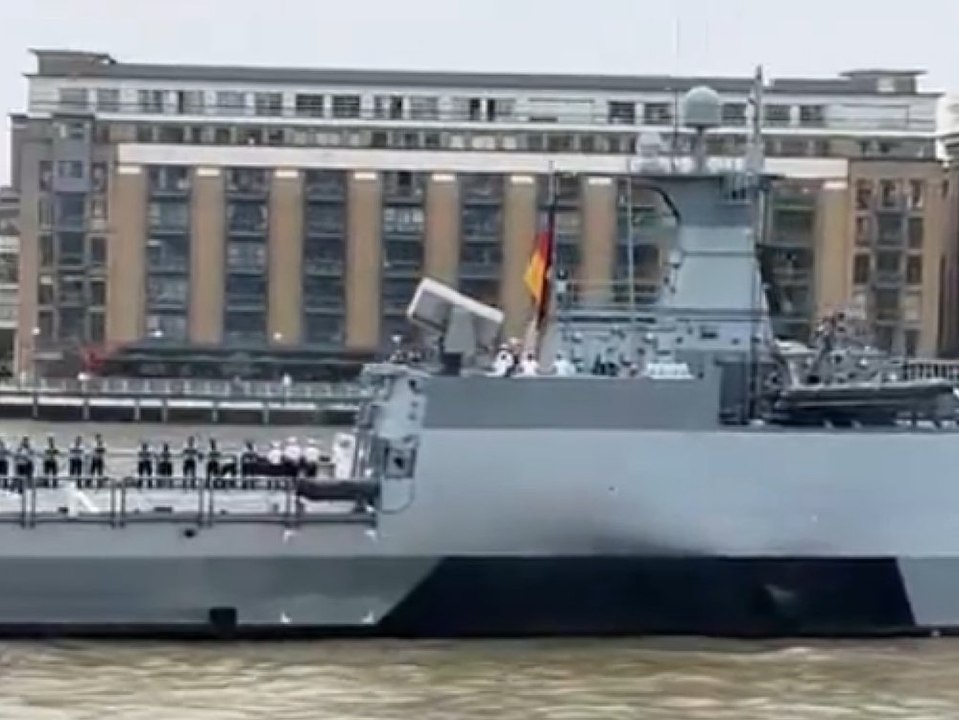 Deutsches kriegsschiff amüsiert mit "darth vader"-melodie