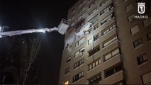 El rescate de dos mujeres tras una explosión en una vivienda en Madrid