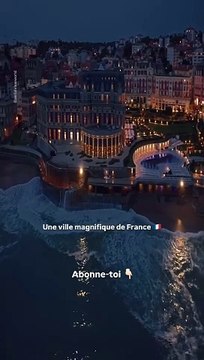 Biarritz, France depuis les airs ️ avec @aerialviewworld Biarritz, là où l'océan rencontre l'élégance. Entre vagues mythiques et coucher de soleil doré, viens vibrer au rythme du Sud-Ouest et goûter à l'art de vivre basque. ✨ Nos bons plan