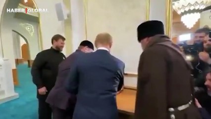 Rusya Devlet Başkanı Putin Kur'an-ı Kerim'i öptü başına koydu