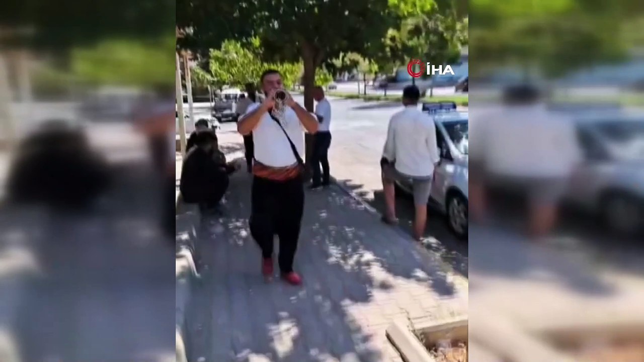 Ehliyet almayı başaran eşine davullu zurnalı kutlama yaptı