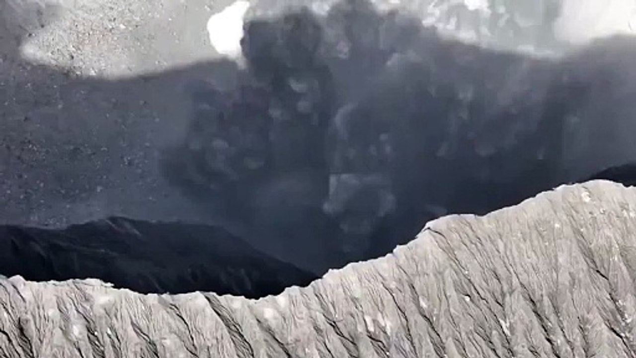 Des alpinistes coincés sur un volcan en pleine eruption