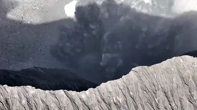 Des alpinistes coincés sur un volcan en pleine eruption