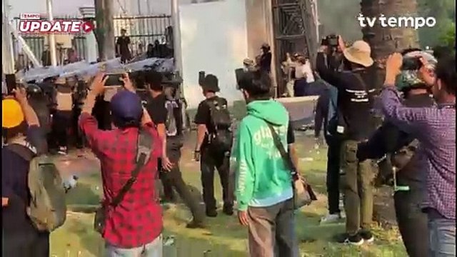 Massa Demo Kawal Putusan MK Jebol Pagar Gedung DPR, Mahasiswa Enggan Terobos