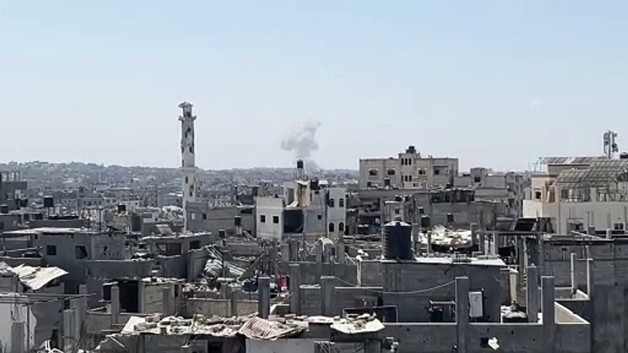 أعمدة دخان متصاعدة فوق غزة