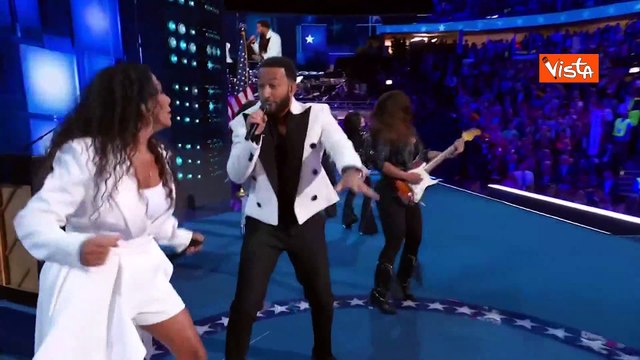John Legend scatenato sul palco della convention dem Usa, canta e balla con Sheila E