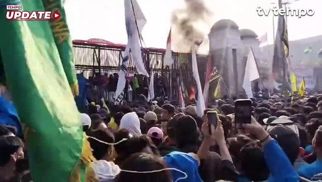 Mahasiswa Merangsek Masuk Usai Robohkan Pagar Gedung DPR