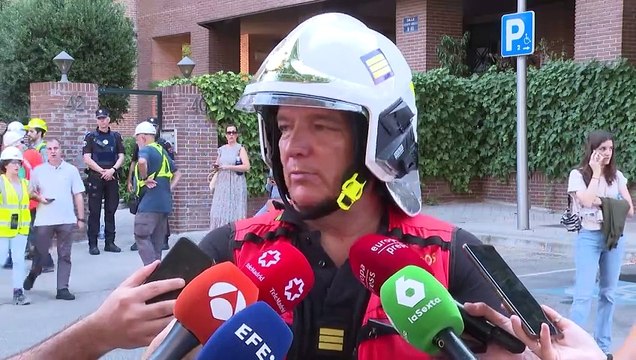Bomberos trabajan en el desescombro del piso que explotó por una fuga de gas