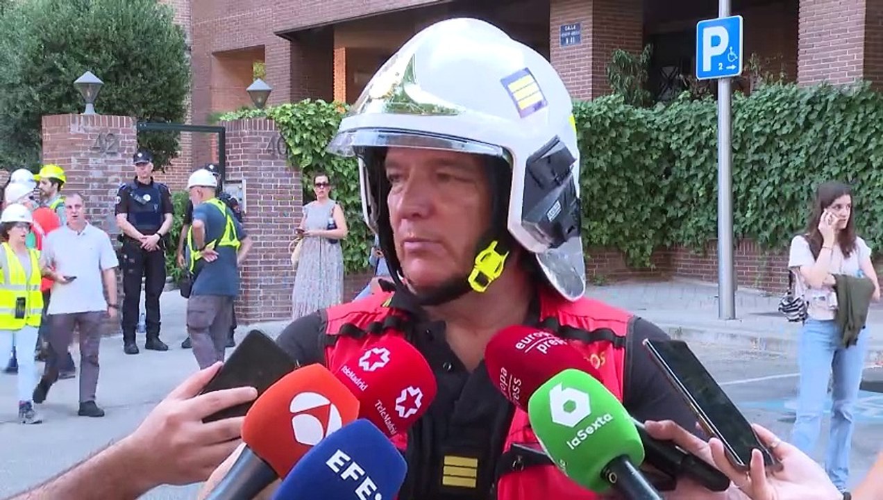 Bomberos trabajan en el desescombro del piso que explotó por una fuga de gas